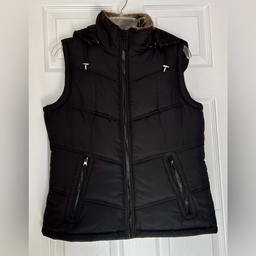 NWT Van Heusen Black Quilted Puffer Vest Faux Fur Collar Removable Hood Small